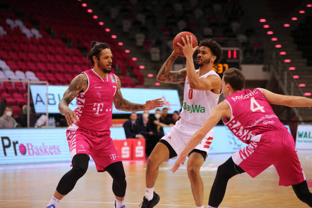 深圳男篮官方辟谣：欠薪28月资金链断裂+球员转会不实 将法律维权